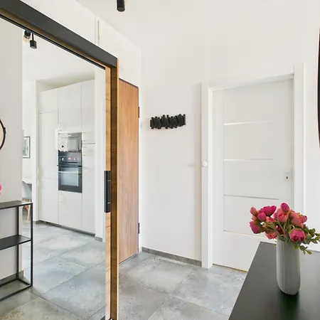Skyline With Balcony & Ac By Solarento Appartement